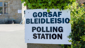 sign stating gorsaf bleidleisio polling station